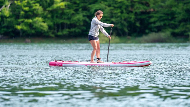 aqua marina touring paddleboardy.cz holka na vode nejaka